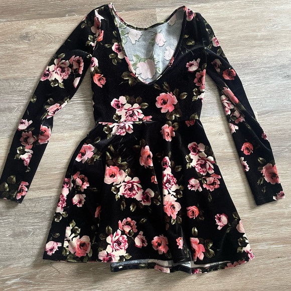 Dresses & Skirts - Unknown brand. Small floral dress.